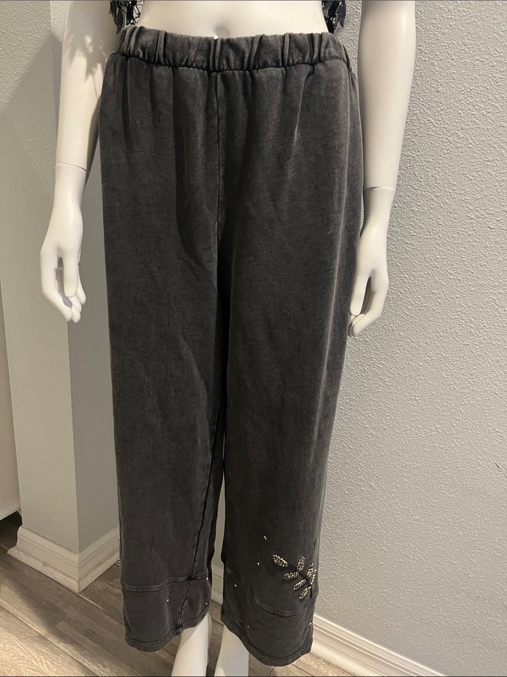 Charcoal Grey Wide-Leg JOHNNY WAS Sweatpants with Embellished Hem med gorgeous